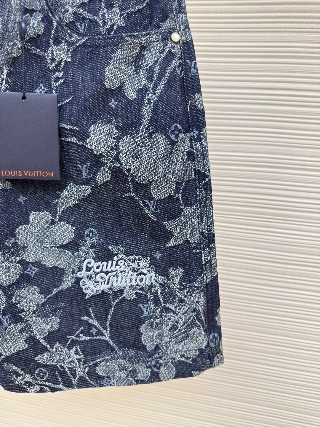 LOUIS VUITTON floral embroidered letter shorts ●Authentic product: Purchased and developed by 14299 ●Item number: 1680179-B15 ●Fabric: denim fabric ●Technology: jacquard production ●Version: fitted version ●Weight: about 540 grams ●Size: 30-32-34-36 ●Description: Made of customized cotton jacquard denim fabric, 100% cotton imported yarn, decorated with floral and surf pattern designs throughout, Monogram pattern is depicted on it, the jacquard is integrated with the fabric, and the placket is molded with customized pearlescent buttons with LV letter logo, truly 1:1 copy. The overall wiring is straight and delicate, the fabric is comfortable and soft, and the color is consistent without color difference. It can be matched with the same style to create a fashionable look and control various occasions. Customized accessories, complete with three standards, same style for men and women!